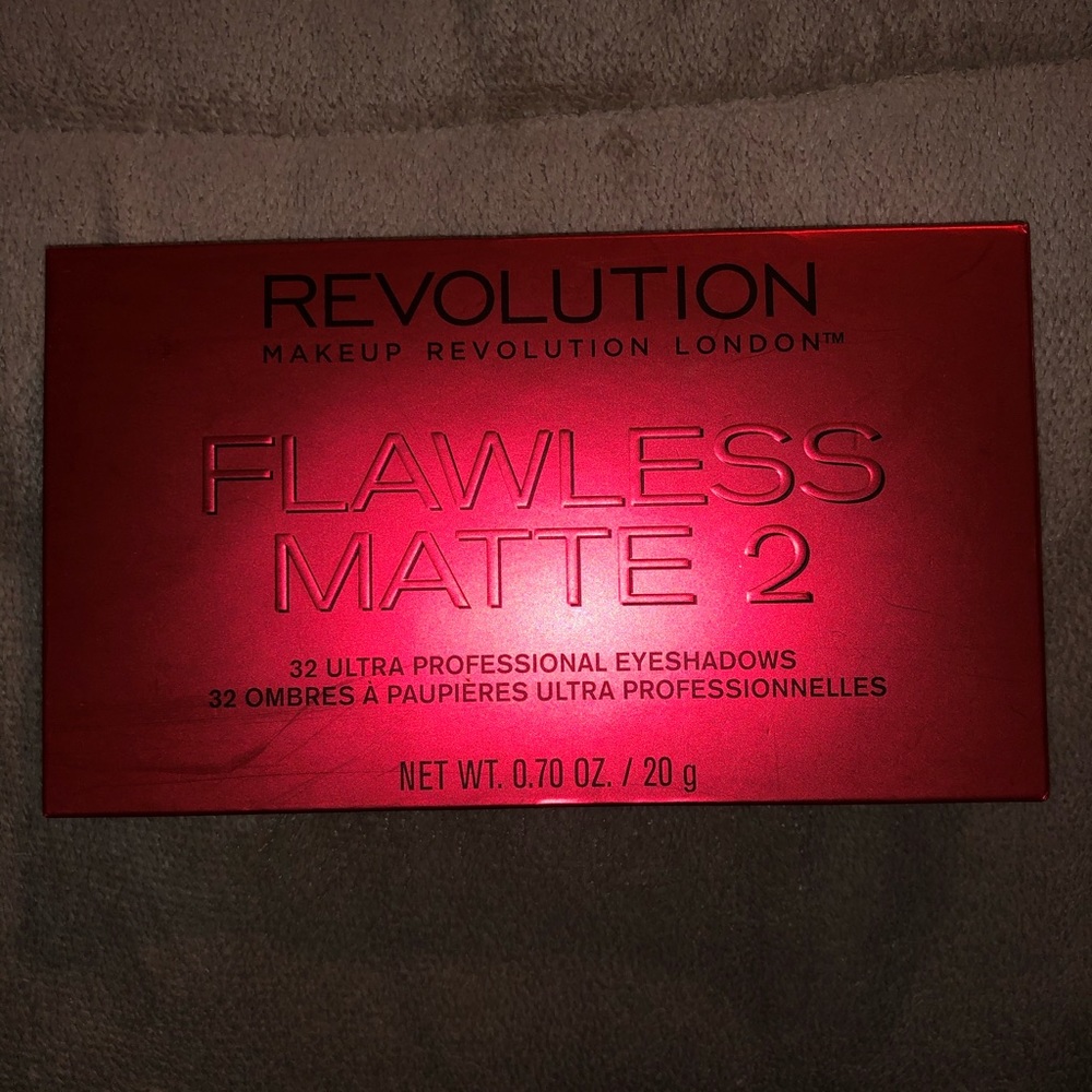 Makeup Revolution- Flawless Matte 2 Eyeshadow